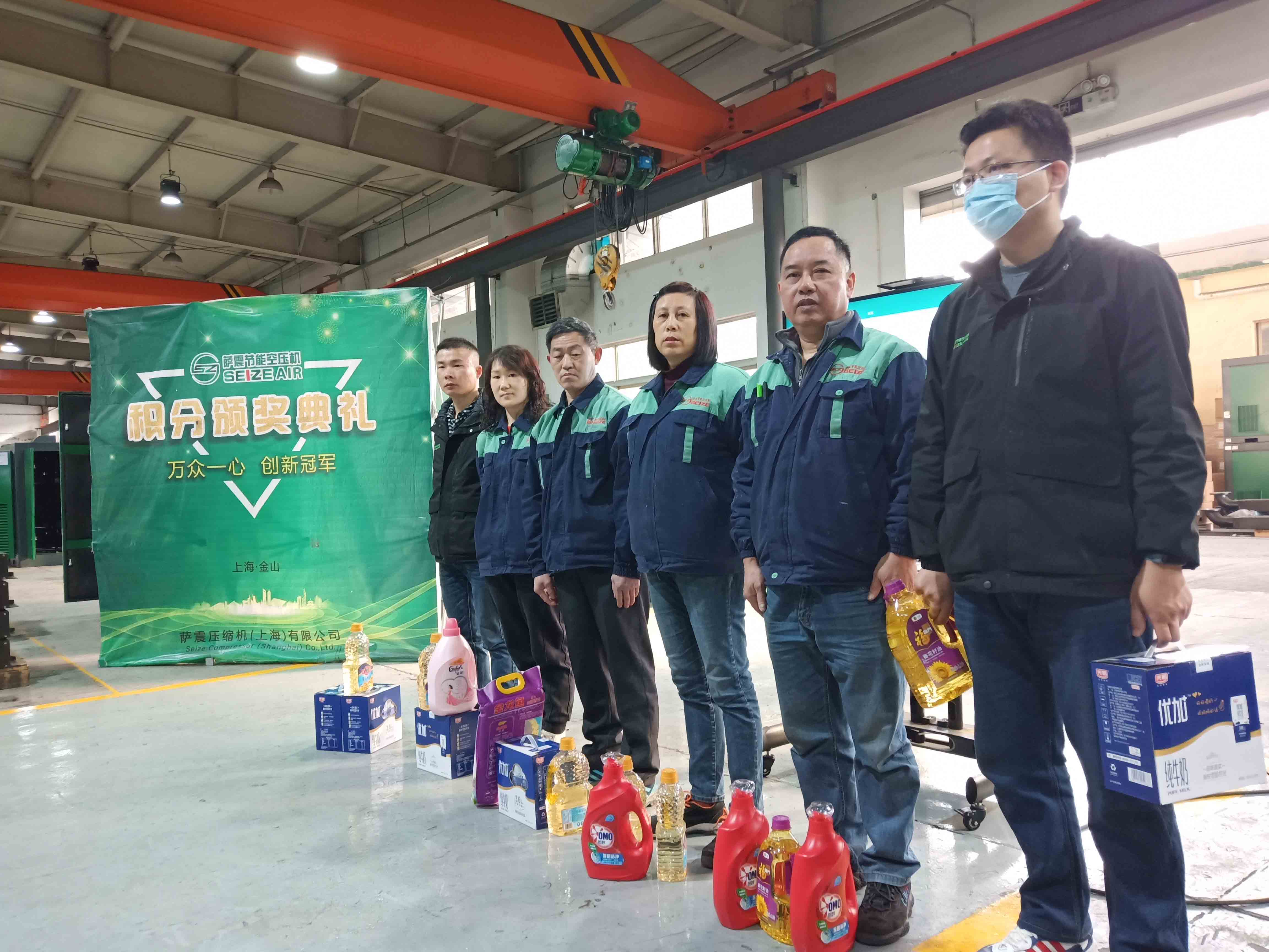 4—10名薩震節能空壓機獲獎人員合照 4—10名薩震節能空壓機獲獎人員合照