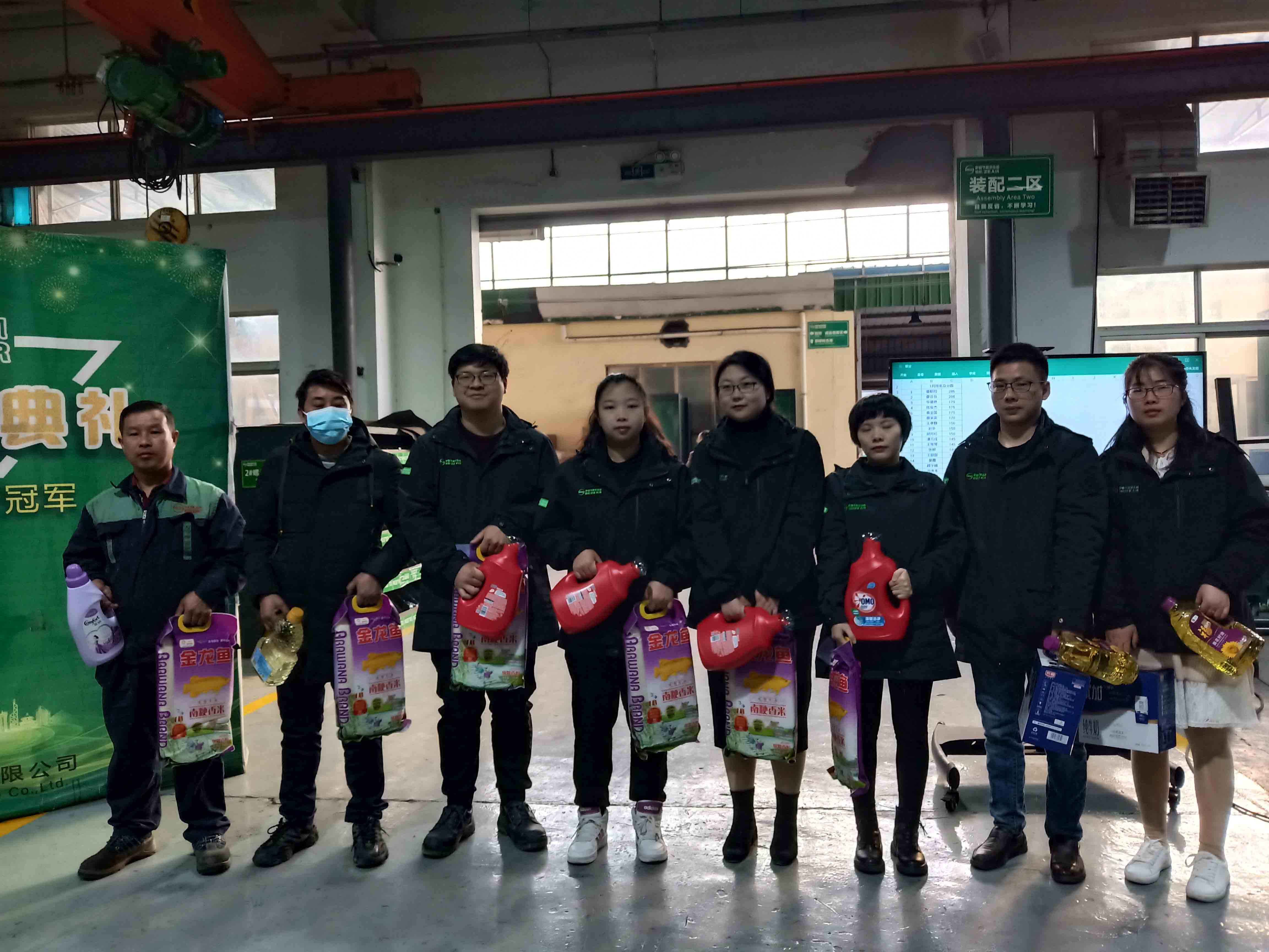 10—20名薩震節能空壓機獲獎人員合照 10—20名薩震節能空壓機獲獎人員合照