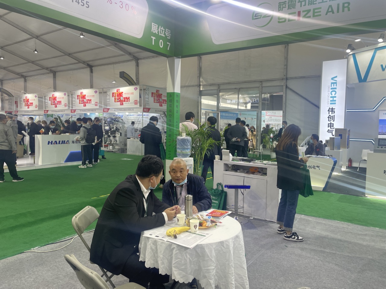 用戶正在和薩震銷售溝通空壓機.jpg 用戶正在和薩震銷售溝通空壓機.jpg